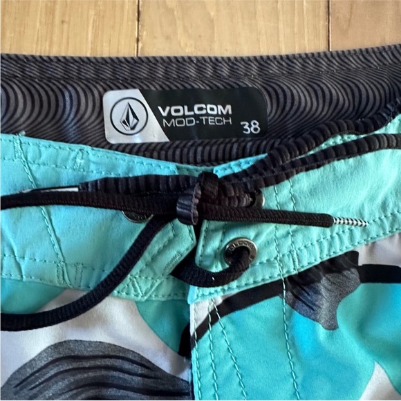 Men’s size 38 Volcom hybrid swim shorts - Picture 3 of 3